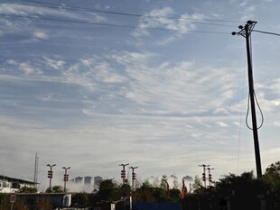 户外电线杆与蓝天白云景象