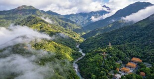 罗浮山山间云雾缭绕的秀丽风光