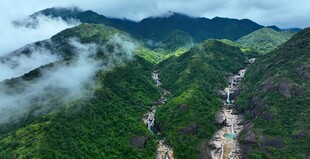 罗浮山云雾缭绕的壮美山谷景观