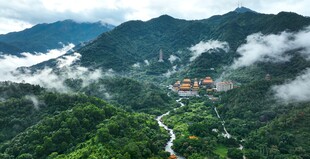 罗浮山山间云雾缭绕的绿色景致