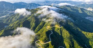 白云山云海环绕