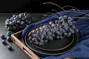 新鲜紫葡萄