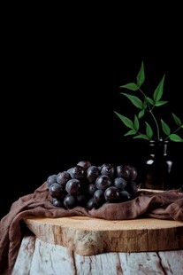 木墩上的紫葡萄与绿植