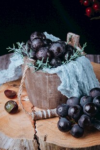木桌上的新鲜紫葡萄