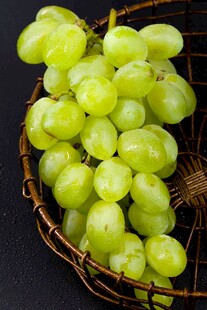 篮子里的鲜绿葡萄