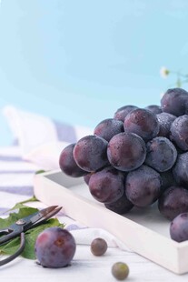 新鲜紫葡萄