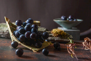 深紫葡萄静物摆拍