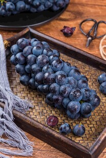新鲜紫葡萄