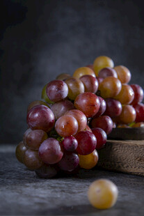 新鲜多彩葡萄静物特写