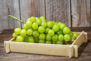 木盒中的鲜绿葡萄