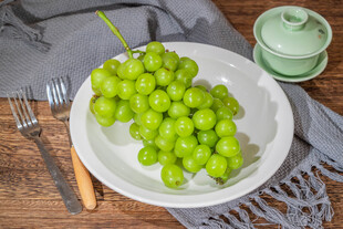 盘中青葡萄