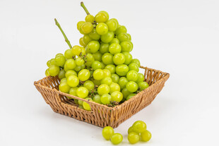 木盘上的鲜绿葡萄