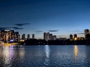 城市湖畔夜景