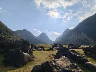 山间开阔草地与巍峨山峦