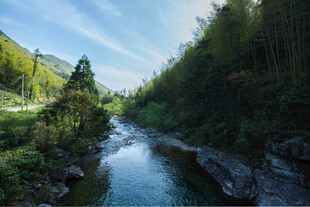 山间溪流
