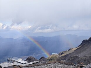 山间彩虹美景