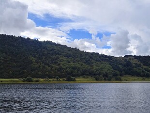 湖畔青山蓝天白云美景