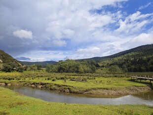 田园河畔美景