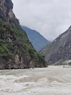 湍急江流旁的壮丽山景
