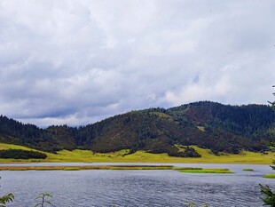 湖畔山峦景色