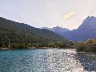 湖畔山色美景
