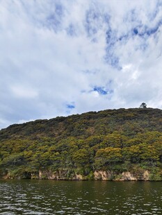 湖畔青山蓝天白云美景