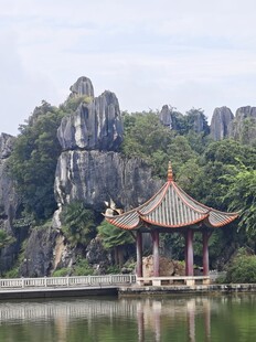 湖畔古亭与奇峰秀丽景致