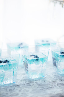 蓝色饮品配蓝莓装饰