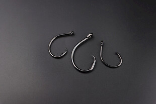 黑色鱼钩特写