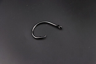 黑色鱼钩特写