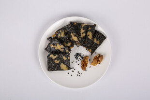 美味阿胶糕摆于白盘