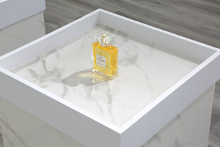 白色容器中的黄色物品