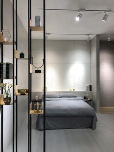 现代简约风卧室玻璃隔断