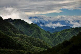 山峦云海间的壮美风光