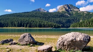 湖畔巨石与远处青山美景
