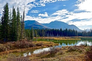 山间湖畔美景