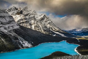 壮丽雪山下的蓝湖美景