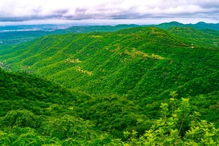 翠绿山峦美景
