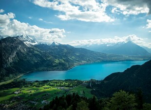高山湖畔美景