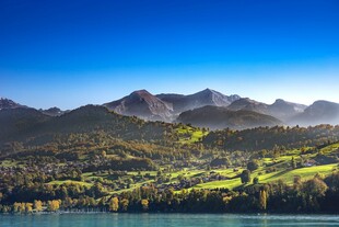 湖畔青山美景如画