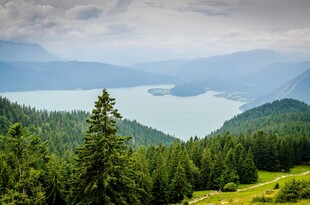 山间湖畔美景