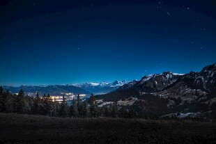 夜幕下的壮美雪山景观