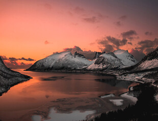 日落时分的雪山湖泊美景