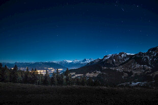 夜幕下的壮美雪山景色