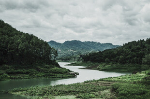 山间蜿蜒河流自然美景