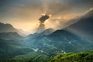 山间晨曦美景