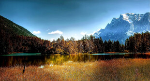 山间湖畔美景