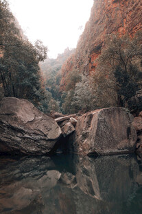 山间幽潭