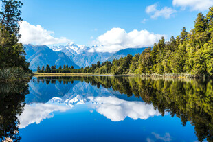 湖畔山林美景