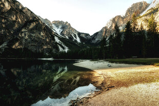 山间静谧湖泊风景如画